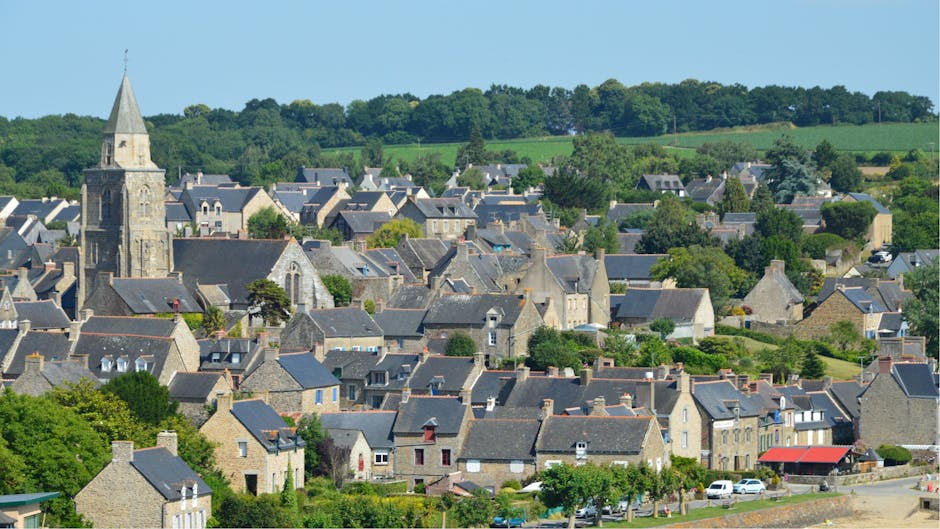 A picturesque view of traditional stone houses in Saint-Suliac, Bretagne, France